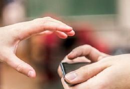 Doi tineri de 19 ani cercetați după ce au amenințat un copil de 13 ani și i-au furat telefonul mobil