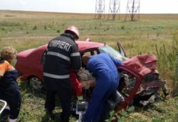 Bărbat în stare avansată de ebrietate proiectat prin parbriz, după ce a lovit cu mașina un cap de pod