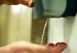 La toate intrările în blocuri vor fi amplasate dispozitive cu soluţii dezinfectante