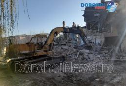 Primăria Dorohoi a început demolarea unor clădiri vechi din centrul orașului - FOTO