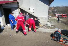 Bărbat de 60 de ani transferat la Iași după ce și-a prins piciorul într-o motosapă – FOTO