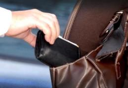 Tineri cercetați după ce au furat portofelul și telefonul mobil din geanta unei femei