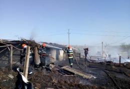 Depozit de furaje și două anexe din Dorohoi distruse de un foc scăpat de sub control - FOTO