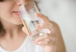 Cum te ajută un pahar de apă băut pe stomacul gol