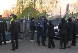 31 de persoane au sfidat restricțiile și au mers la biserică, în Vinerea Mare. Preotul a fost amendat cu 20.000 de lei