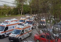 Imagini cât o mie de cuvinte! Ambulanțe pline cu pacienți la Secția de Infecțioase Botoșani - FOTO