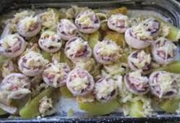 Ciuperci la cuptor umplute pe pat de cartofi