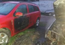 Trei mașini parcate pe o stradă din Botoșani cuprinse de flăcări – FOTO