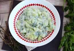 Salată de castraveți cu sos de iaurt