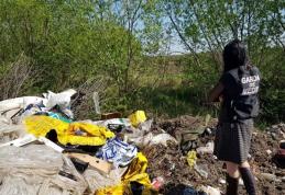 Deșeuri aruncate pe malul unei ape de lângă Dorohoi - FOTO