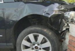 Beat criță a intrat cu maşina într-un gard