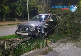 Accident pe Bulevardul Victoriei din Dorohoi! O mașină a intrat pe scuar și a rupt un copac - FOTO