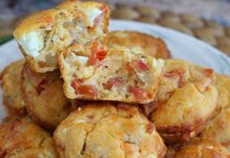 Brioșe cu ton, roșii și brânză