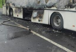 Panică în miez de noapte. Autocar distrus într-un incendiu la Pomârla