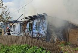 Casă distrusă de foc la Brăești! Pompierii dorohoieni au intervenit pentru stingere