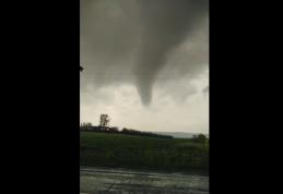 Fenomen meteo neobișnuit în județul Botoșani! Început de tornadă filmat în zona Popasului Cucorăni - VIDEO