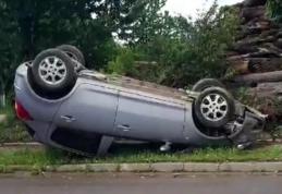Accident! O mașină a ajuns pe cupolă după o ciocnire cu un taxi pe o stradă din Botoșani