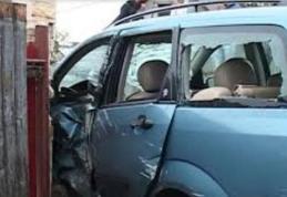 ACCIDENT! Un șofer în vârstă de 26 de ani, beat „mangă” a intrat cu mașina în gardul unui imobil