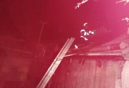 Tragic! Un bărbat a decedat iar soția acestuia este la spital după ce le-a luat foc casa – FOTO