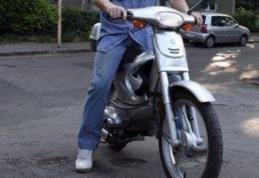 În trafic cu mopedul neînregistrat și fără permis