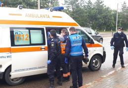 Bărbat căzut în stradă salvat de jandarmi - FOTO