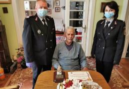 Unul din cei mai longevivi pompieri din Botoșani, sărbătorit la 90 de ani - FOTO