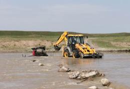 Tată și fiu salvați de pompieri din mijlocul râului Siret – FOTO