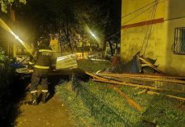 Ploaie torențială la Botoșani! Străzi inundate, copaci rupți și acoperișuri luate de vijelie - FOTO