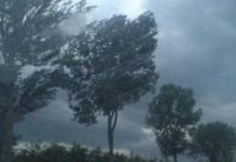 Revin furtunile! Cod portocaliu de ploi, descărcări electrice și vânt puternic la Botoșani