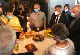 Prefectul și directorul cancelariei au depus o coroană de flori la bustul poetului național - FOTO