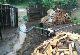 Mai multe gospodării din Săveni au fost inundate. Pompierii au intervenit pentru scoaterea apei – FOTO