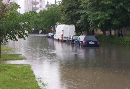 Botoșaniul sub apă. Case și drumuri inundate după o ploaie de câteva minute - FOTO