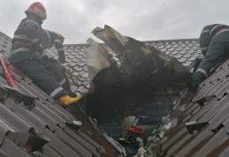 Casă lovită de fulger la Botoșani, acoperiș cuprins de flăcări – FOTO