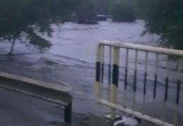 Inundații în județul Botoșani! Pompierii intervin de urgență. Drumul dintre Dorohoi și Rădăuți-Prut a fost inundat - VIDEO