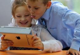 Lege adoptată de Senat: Elevii și profesorii vor primi laptopuri sau tablete conectate la internet