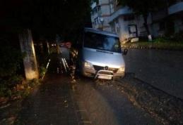 Mașină „înghițită” de o groapă apărută pe strada A.I.Cuza din Dorohoi - FOTO