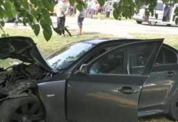 ACCIDENT! Două persoane au ajuns în spital după ce a ratat o curbă și s-a proptit cu mașina într-un copac
