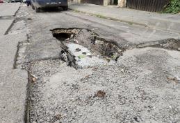 Primim la redacție – Asfalt surpat pe o stradă din Dorohoi - FOTO