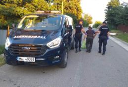 Bătrân nevăzător ajutat de jandarmii din Dorohoi