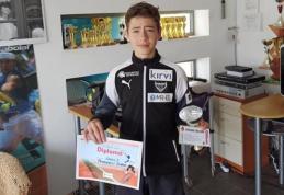 Trofeu câștigat de un tânăr din Dorohoi la un turneu de tenis la Piatra Neamț - FOTO