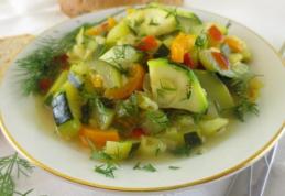 Mâncare de vară cu dovlecei, roșii și usturoi