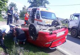 Accident! Mașină răsturnată pe cupolă la ieșirea din Dorohoi! O persoană a fost rănită - FOTO
