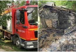 Neatenția costă. A vrut să își curățe grădina dar și-a incendiat adăpostul de animale - FOTO