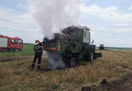 Combină agricolă distrusă parțial de flăcări - FOTO