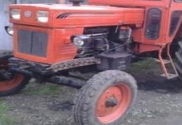 Beat și fără permis, a intrat cu tractorul în gardul unei case!