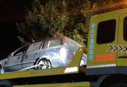 Plimbare cu peripeții la Botoșani! O tânără s-a oprit cu mașina în peretele unei case