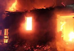 Incendiu la Cristinești! O familie cu trei copii a rămas fără acoperiș deasupra capului