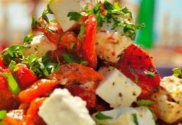 Salată de pui cu ardei copți