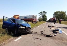 Ciocnire violentă între o mașină și o cisternă pe un drum din județul Botoșani - FOTO