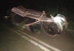 Accident! Mașină răsturnată după ce a lovit un cap de pod. Șoferul este în stare gravă